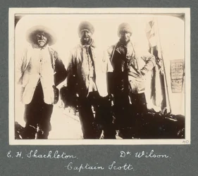 Photographie de groupe de Shackleton, du capitaine Scott et du docteur Wilson à leur retour sur le Discovery après leur tentative d