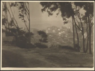La ville vue du sommet de la colline