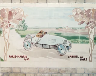 Gabriel conduisant une voiture Mors dans la course Paris-Madrid de 1903, connue sous le nom de La Course de la Mort