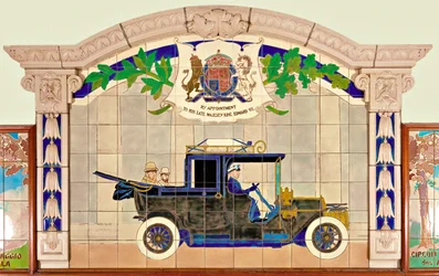 Le roi Edouard VII et le prince de Galles dans une Sedanca de Ville (céramique)