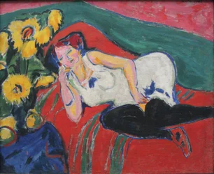 Femme au repos en chemise blanche