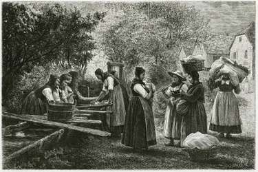 Une lessive à Metzeral, femmes portant des costumes traditionnels de la vallée se rassemblant à la fontaine du village (illustration de À travers l