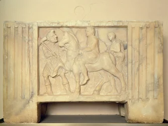 Urne en albâtre avec le défunt chevauchant vers l