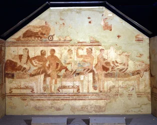 Scène de banquet. Fresque sur le mur de la tombe étrusque appelée "tombe du bateau" (della nave). Tarquinia 470-400 av. J.-C.