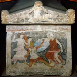 Art étrusque : « un soldat grec est attaqué par deux Amazones » Au-dessus, Actéon dévoré par ses chiens. Sarcophage des Amazones. Fin du IVe siècle av. J.-C. De Tarquinia. Florence, Museo Archeologico