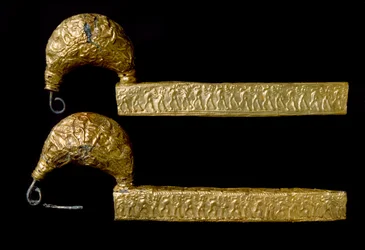 Art étrusque : fibules (épingles) en or. 630 av. J.-C. De la tombe du Licteur (Littore) à Vetulonia (ou Vetulonium). Dim. 21 cm Florence, Museo Archeologico