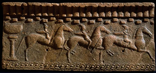 Art étrusque : frise décorée de chevaliers d