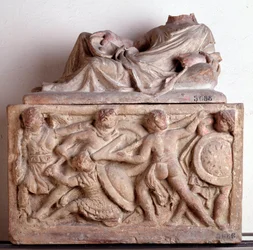 Civilisation étrusque : urne en terre cuite de Chiusi Italie - IIe siècle av. J.-C. Dim 33x56x27 cm. Florence, Museo Archeologico, inv 5686