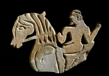Civilisation étrusque : acrotère sculpté en forme de cavalier. VIIe siècle av. J.-C. Du palais de Murlo. Florence, Soprintendenza Archeologica