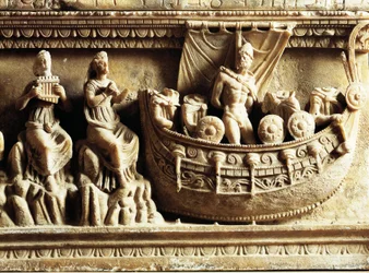 Civilisation étrusque, urne en albâtre, détail du relief représentant Ulysse et les Sirènes