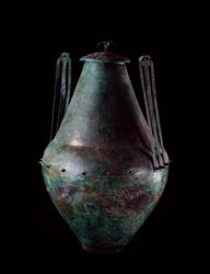Civilisation étrusque : vase biconique en bronze avec double anse et couvercle de la tombe du char en bronze à Vulci, 680-670 av. J.-C.