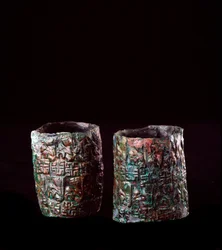 Civilisation étrusque : bracelets décoratifs en bronze de la tombe du char en bronze à Vulci, 680-670 av. J.-C.