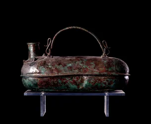 Civilisation étrusque : askos en bronze de la tombe du char en bronze à Vulci, 680-670 av. J.-C.