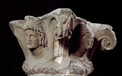 Civilisation étrusque : chapiteaux de colonnes décorés de la tombe Campanari à Vulci, Italie. Fin 4e, début 3e siècle av. J.-C. Florence, Museo Archeologico