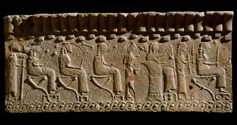 Civilisation étrusque : frise en terre cuite ornée de bas-reliefs de divinités et de dignitaires assis. 580 av. J.-C. Dim. 24x54 cm. Du palais de Murlo. Murlo, Antiquarium Comunale