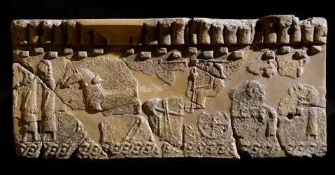 Civilisation étrusque : frise en terre cuite décorée d
