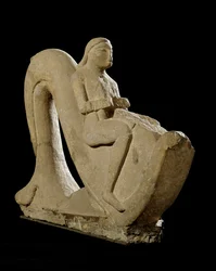 Civilisation étrusque : jeune homme chevauchant un dauphin. Sculpture en pierre, 550 av. J.-C. Hauteur 82 cm. Rome, Museo Nazionale di Villa Giulia