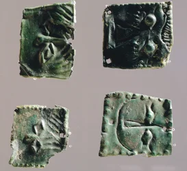 Ex-voto en plaque de bronze représentant des yeux. Artefacts du sanctuaire de Reithia Este (Vénétie). Civilisation étrusque, Ve-IVe siècle av. J.-C.