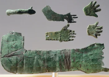 Ex-voto en plaque de bronze représentant les membres supérieurs. Artefacts du sanctuaire de Reithia Este (Vénétie). Civilisation étrusque, Ve-IVe siècle av. J.-C.