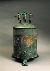 Italie, Latium, Préneste, la ciste Ficoroni (coffret en cuivre utilisé pour conserver des bijoux) avec un décor représentant le mythe des Argonautes