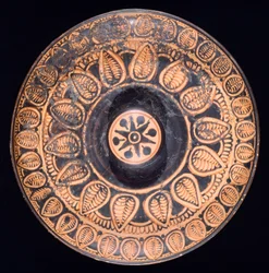 Patère. Poterie à figures rouges de Spina (Émilie-Romagne). Civilisation étrusque, IVe siècle av. J.-C.