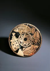 Plat en poterie à figures rouges avec décoration de poissons, de Cerveteri