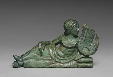 Ornement de vase de joueur de lyre allongé, Italie, vers 400-375 av. J.-C.