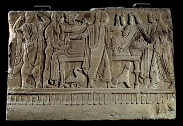 Antiquité étrusque : plaque de cippe funéraire. Exposition de la défunte sur son lit funéraire. Paris, Musée du Louvre