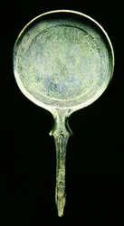 Miroir avec décoration incisée