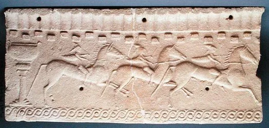 Plaque avec un relief de cavaliers