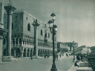 Façade principale du Palais des Doges avec Riva degli Schiavoni, Venise, Italie, 1927