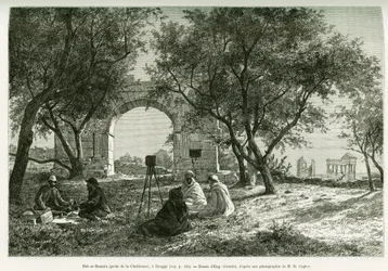 Bab-er-Roumia (Bab er Roumia), porte de la femme chrétienne, ruines romaines à Dougga, pique-nique de voyageurs et de leurs guides autour d
