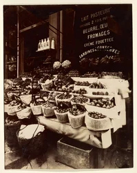 Rue Sainte-Opportune (Étalage de produits, rue Sainte-Opportune)