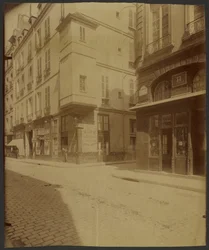 Tourelle rue Saint Paul.  Passe pour avoir été le cabinet de travail de Botal, médecin de Henri III