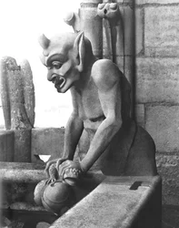 Gargouille de la balustrade de la Grande Galerie, diable tenant un crapaud, réplique d