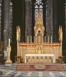 Haut autel de style néo-gothique, entouré de 4 anges portant les instruments de la Passion du Christ avec un tabernacle surmonté d