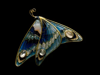 Art nouveau : broche en or, émail translucide, opale, pierre de lune et diamant en forme de femme papillon. Atelier Eugene Feuillatre (1870-1916). 1900, Parme, collection privée - Art nouveau : or, émail translucide, opale, pierre de lune et diamant, papil