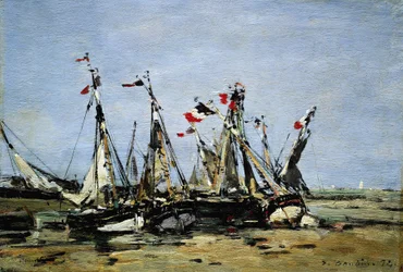 Trouville (France), en attendant la marée, bateaux de pêche sur la plage, décorés de drapeaux français, commémorant la Révolution française de 1789
