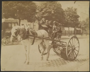 [Balayeuse tirée par un cheval]
