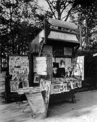 Kiosque à Paris, c.1910