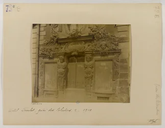 Porte, façade sur rue, hôtel de Fieubet (hôtel de la Valette, école Massillon), 2 quai des Célestins, 4ème arrondissement, Paris