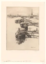 Quai avec bateaux omnibus à Paris avec la Tour Eiffel en arrière-plan