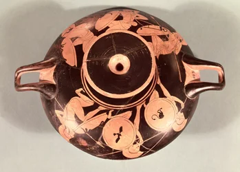 Coupe attique à figures rouges représentant des hoplites accroupis (poterie)
