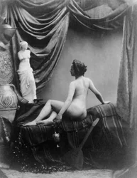 Dame nue admirant la statue de la Vénus de Milo