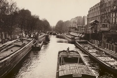 Paris : Les peniches sur le Canal St-Martin ; Les pinnaces sur le "Canal St-Martin" (photo n/b)