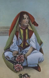 Femme en costume traditionnel, peut-être Afrique du Nord