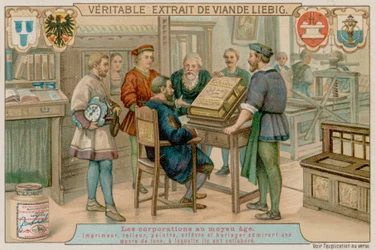 Un imprimeur, relieur, peintre, orfèvre et horloger admirent un livre de luxe sur lequel ils ont travaillé ensemble