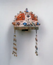 Couronne de Costanza, conservée dans la chapelle Tesoro, Cathédrale de Palerme (métal, émail, perles et bijoux)