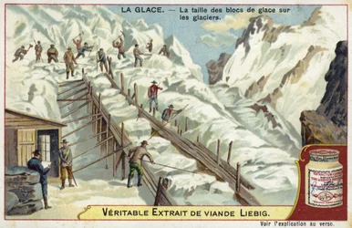 Couper des blocs de glace sur un glacier