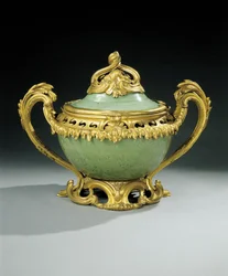 Vase pot-pourri Louis XV (porcelaine céladon chinoise montée en or moulu)